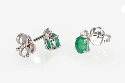 Kullast naelkõrvarõngad #1200248(Au-W)_DI+EM, Valge Kuld 585°, Briljant , Smaragd - Premiumkellad